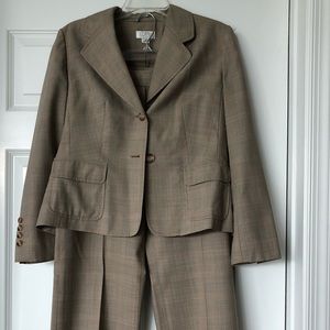 Women’s pants suit